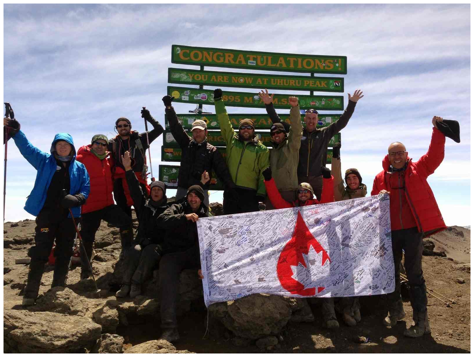 L'équipe, au sommet du Kilimandjaro