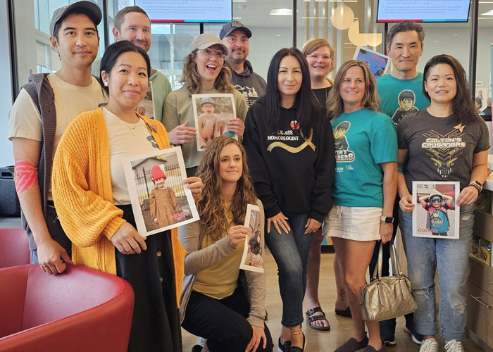 Parents d’enfants atteints de cancer tenant une photo de leur enfant lors d’une collecte de sang organisée par la Société canadienne du sang.