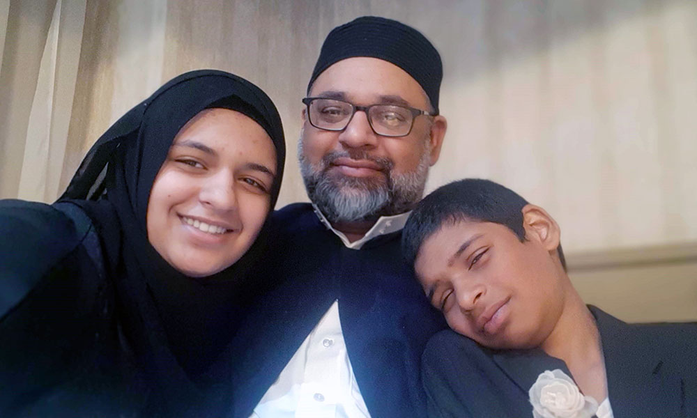 Un homme avec sa fille et son fils