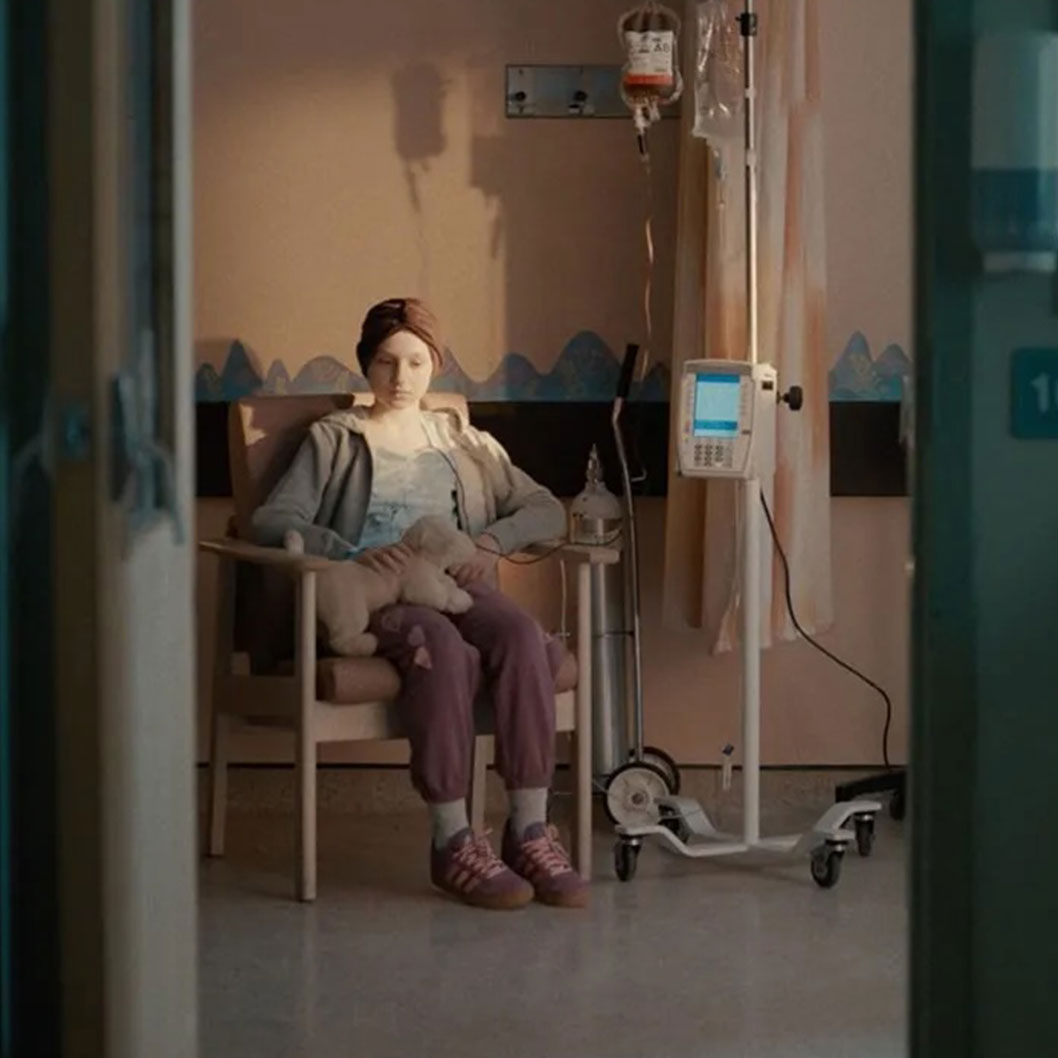 Un jeune donneur, assis dans un fauteuil de prélèvement, montre son pouce en l’air