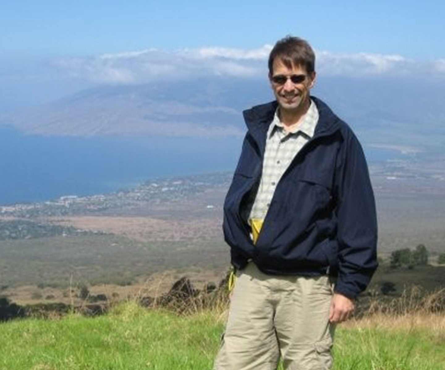 Featured-Stories-Main-Stefan.jpg Two-time kidney recipient standing on hilltop in Hawaii