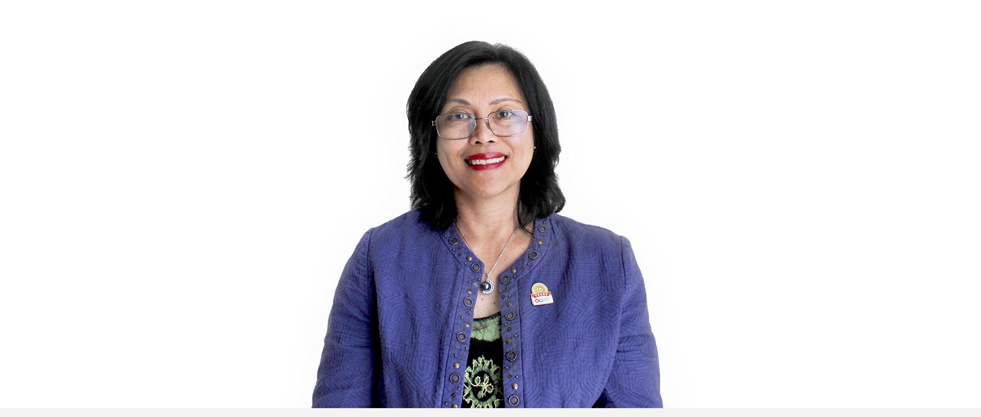 Image of Christie, a Filipino woman, wearing a blue jacket with a Canadian Blood Services pin on her lapel.