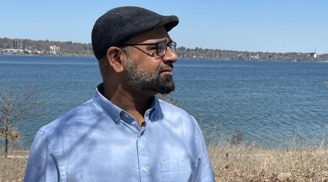 Un homme regarde au loin sur la rive du lac Simcoe